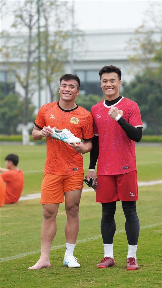 Thủ môn Bùi Tiến Dũng hé lộ ảnh ĐỘC bên em trai nổi tiếng-2
