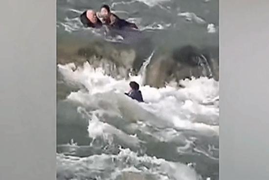 Nhóm du khách bị nước lũ cuốn trôi khi đang mải đứng chụp ảnh