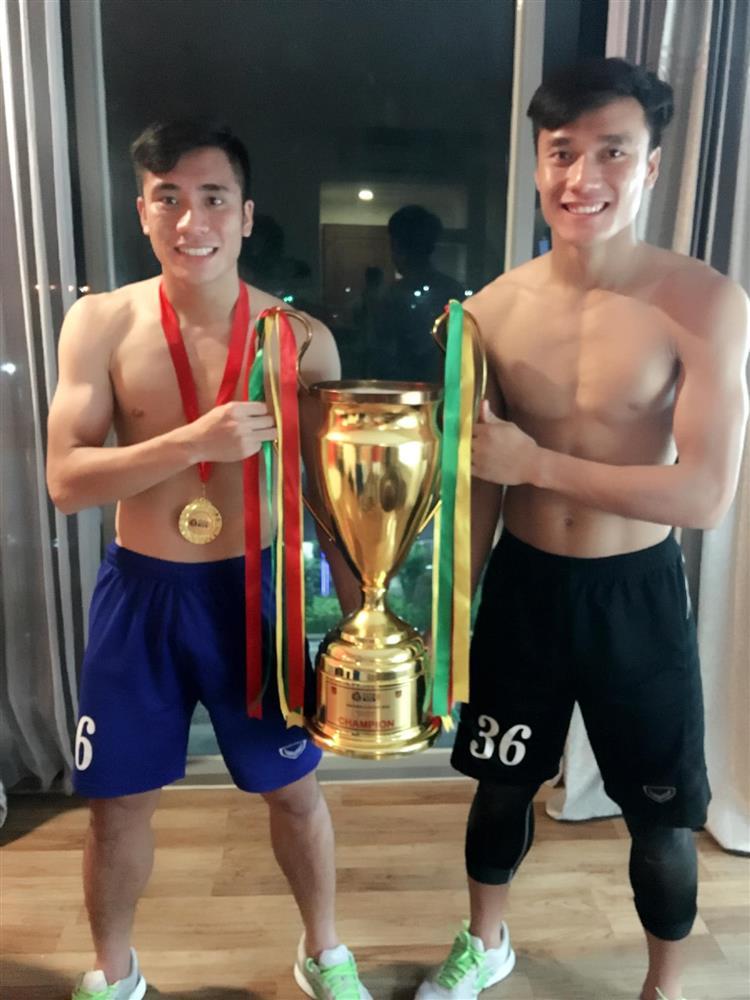 Thủ môn Bùi Tiến Dũng hé lộ ảnh ĐỘC bên em trai nổi tiếng-7