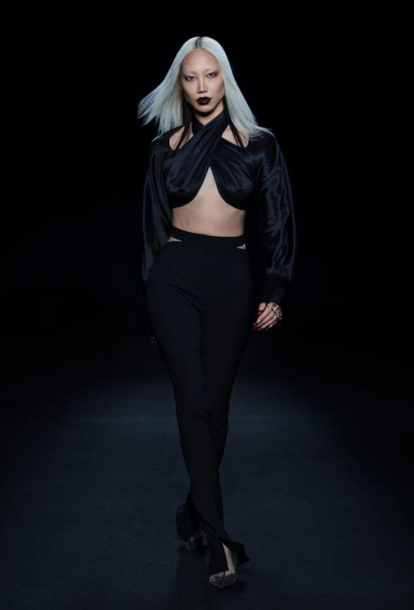 Sóng ngầm trong thời trang cao cấp: Model châu Á đầu tiên kết show Chanel-5