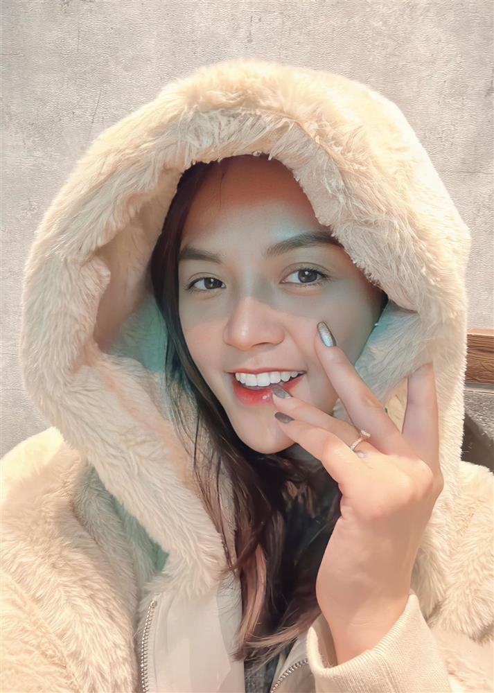 Thu Quỳnh khoe nhẫn kim cương đeo ngón áp út-1