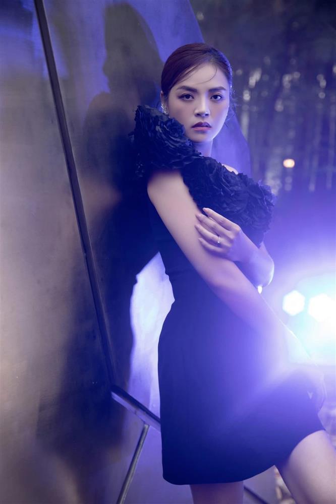 Thu Quỳnh khoe nhẫn kim cương đeo ngón áp út-3