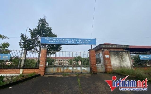 Cho thôi chức hiệu trưởng không đi dạy vẫn nhận tiền đứng lớp-1