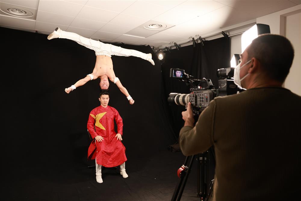 Quốc Nghiệp ngã từ độ cao 2m trước ngày lập kỷ lục Guinness ở Ý-1