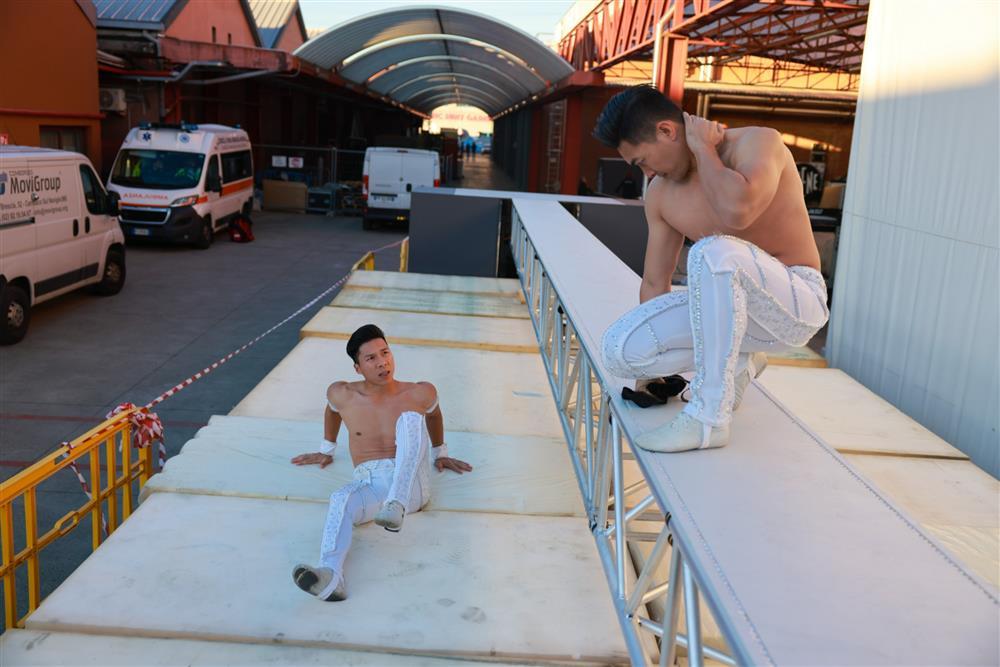 Quốc Nghiệp ngã từ độ cao 2m trước ngày lập kỷ lục Guinness ở Ý-6