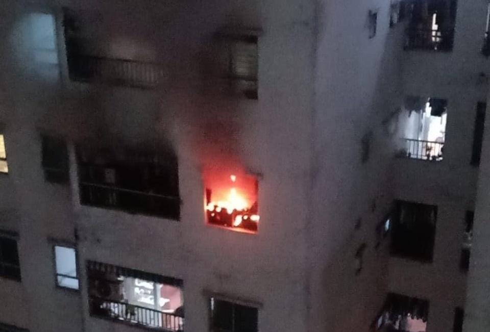 Cháy chung cư Linh Đàm, người dân khổ sở leo bộ 40 tầng-4