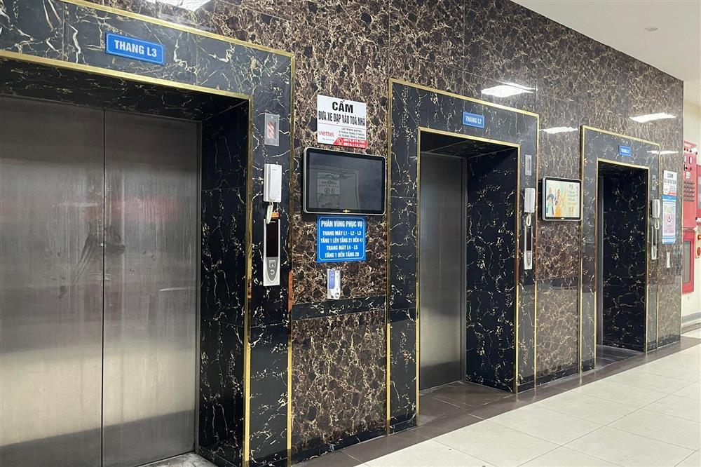 Cháy chung cư Linh Đàm, người dân khổ sở leo bộ 40 tầng-1