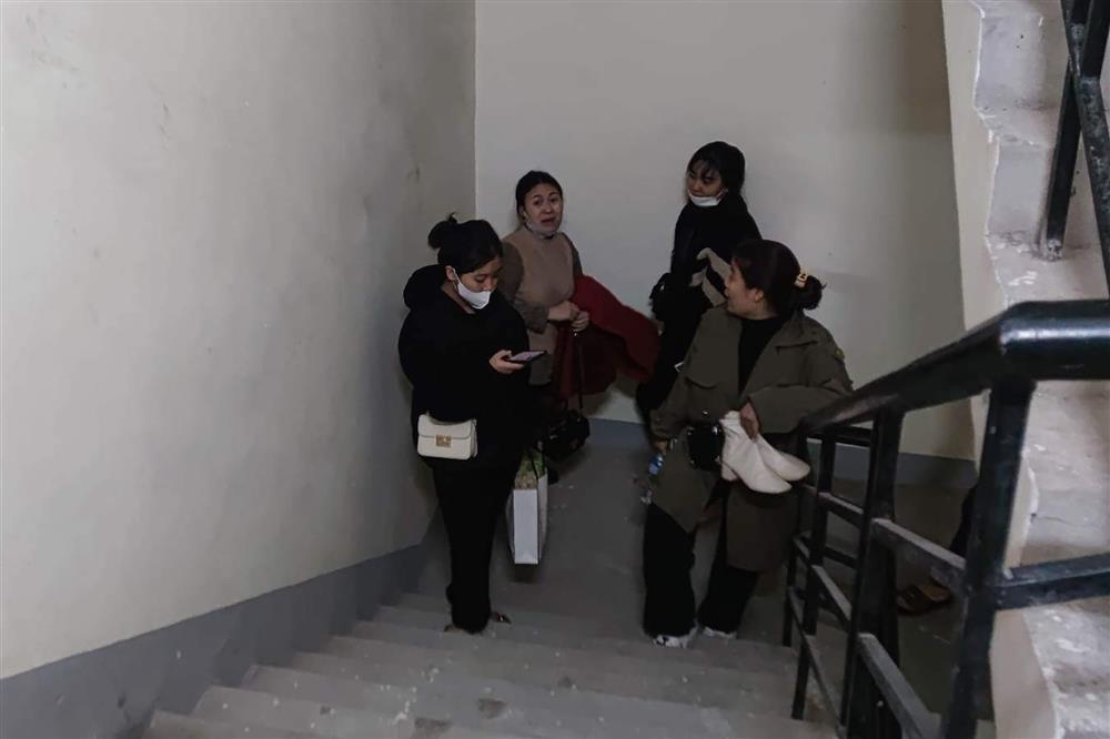 Cháy chung cư Linh Đàm, người dân khổ sở leo bộ 40 tầng-3