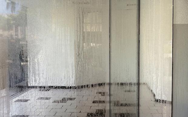 Đặc sản trời nồm Hà Nội, ngã sấp mặt vì nền nhà ướt sũng-6