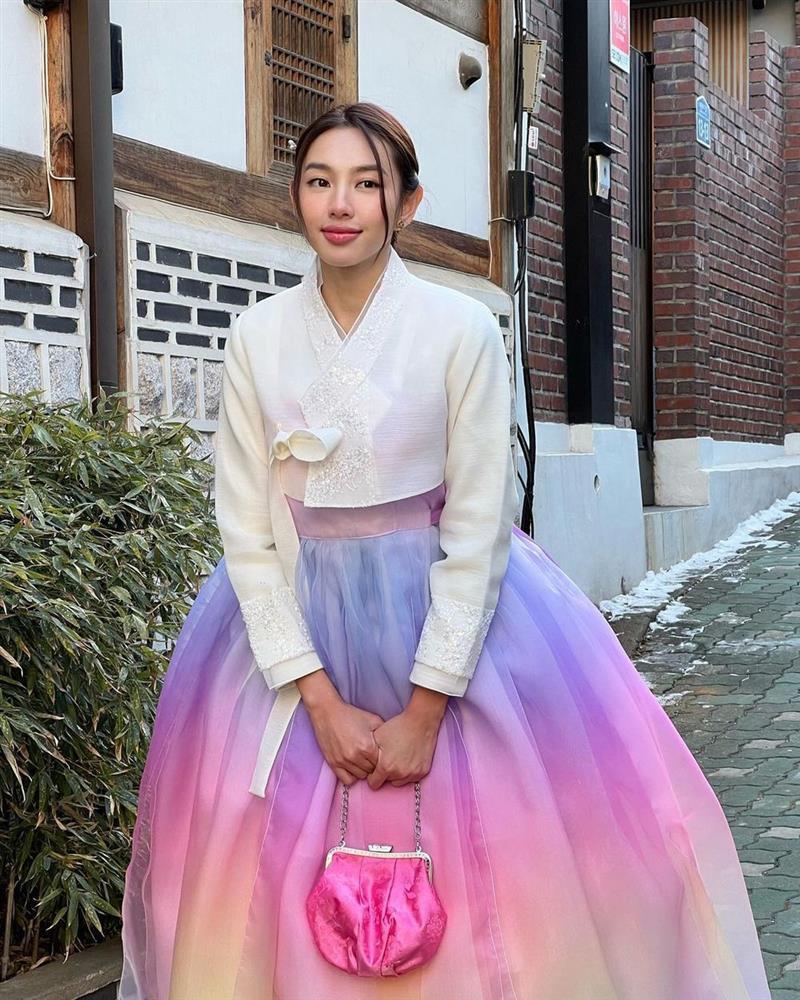 Tiểu Vy, Thùy Tiên, Hương Giang ai mặc Hanbok đẹp hơn?-4