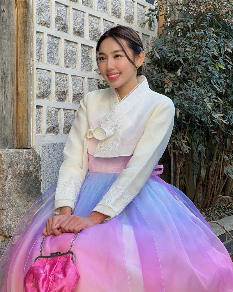 Tiểu Vy, Thùy Tiên, Hương Giang ai mặc Hanbok đẹp hơn?-5