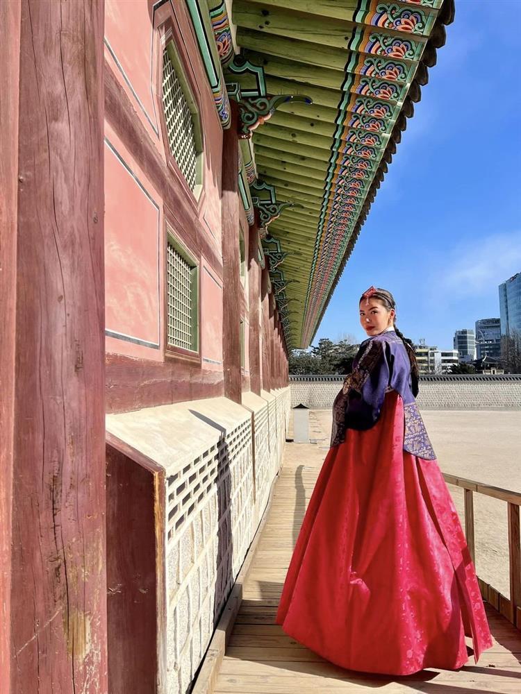 Tiểu Vy, Thùy Tiên, Hương Giang ai mặc Hanbok đẹp hơn?-13