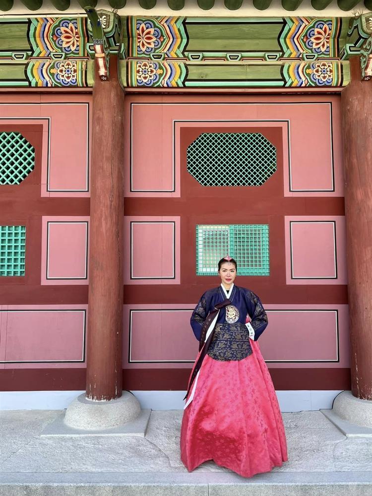 Tiểu Vy, Thùy Tiên, Hương Giang ai mặc Hanbok đẹp hơn?-14