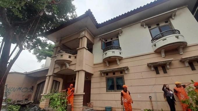 12 năm sống không điện, nước của nữ đại gia trong biệt thự ở Indonesia-1