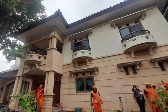 12 năm sống không điện, nước của 'nữ đại gia' trong biệt thự ở Indonesia