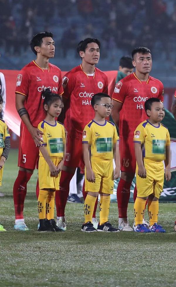 Giật mình nhan sắc bồ Văn Hậu qua ảnh chụp lén cam thường-4