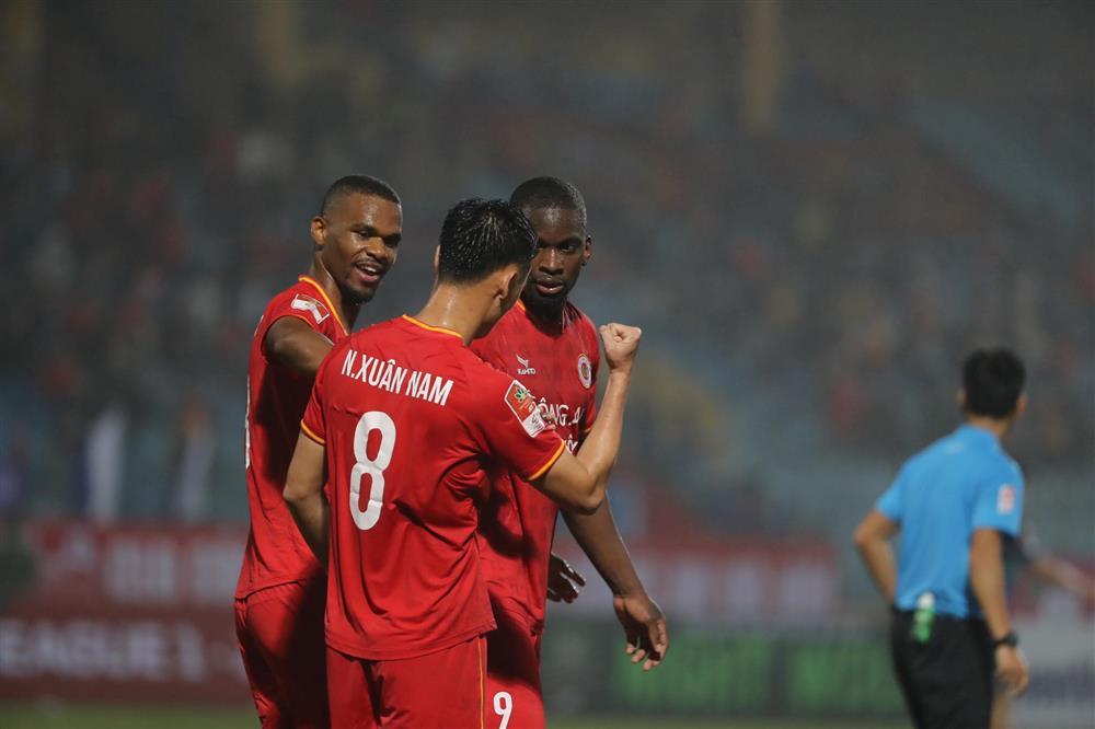 Giật mình nhan sắc bồ Văn Hậu qua ảnh chụp lén cam thường-2