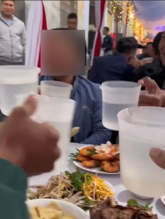 Choáng váng hình ảnh uống rượu bằng ca tại đám cưới ở Bắc Giang-1