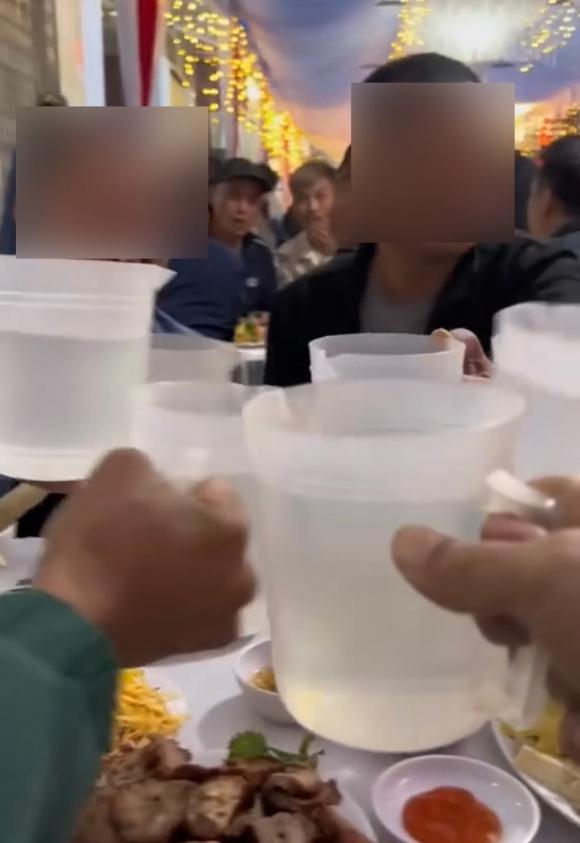 Choáng váng hình ảnh uống rượu bằng ca tại đám cưới ở Bắc Giang-2