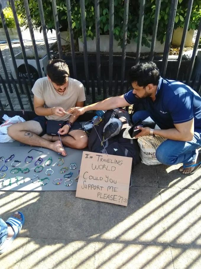 Khách Tây đổ sang châu Á ăn xin, lấy tiền du lịch khắp thế giới-3