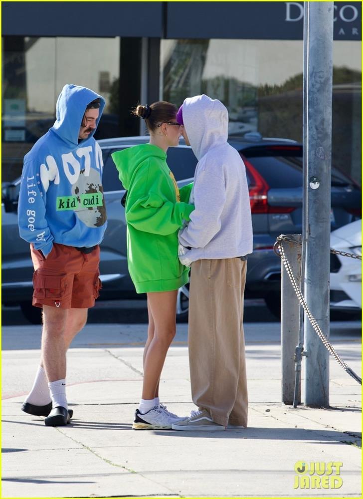 Hailey Baldwin diện mốt giấu quần bên ông xã Justin Bieber-1