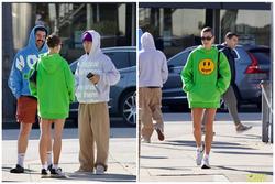 Hailey Baldwin diện mốt 'giấu quần' bên ông xã Justin Bieber
