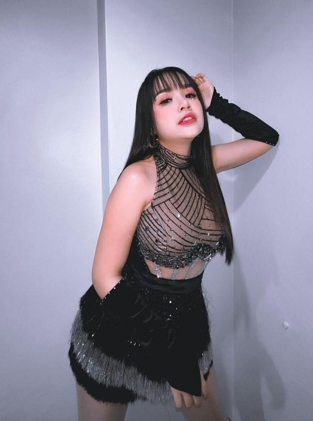 Nữ ca sĩ Thái Lan bị chỉ trích vì nhảy gợi cảm cạnh bé trai 12 tuổi-3