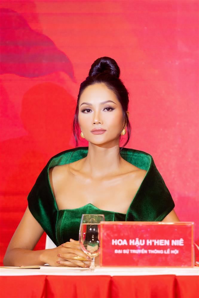 HHen Niê gây sốt khi mặc lại đầm của Ba Trà Minh Hằng-1