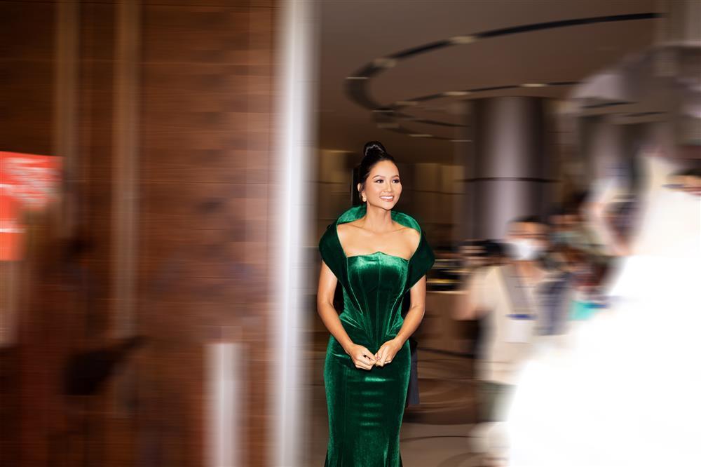 HHen Niê gây sốt khi mặc lại đầm của Ba Trà Minh Hằng-3