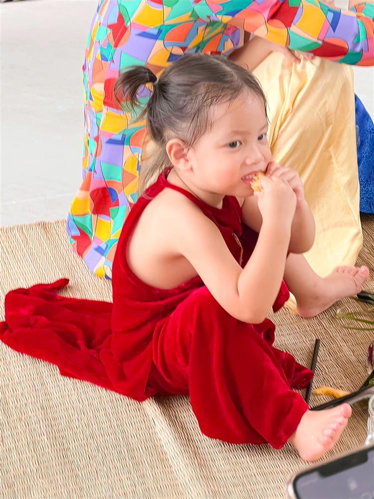 Lisa cực xinh khi bị quay lén, tưởng Hồ Ngọc Hà thứ hai-6