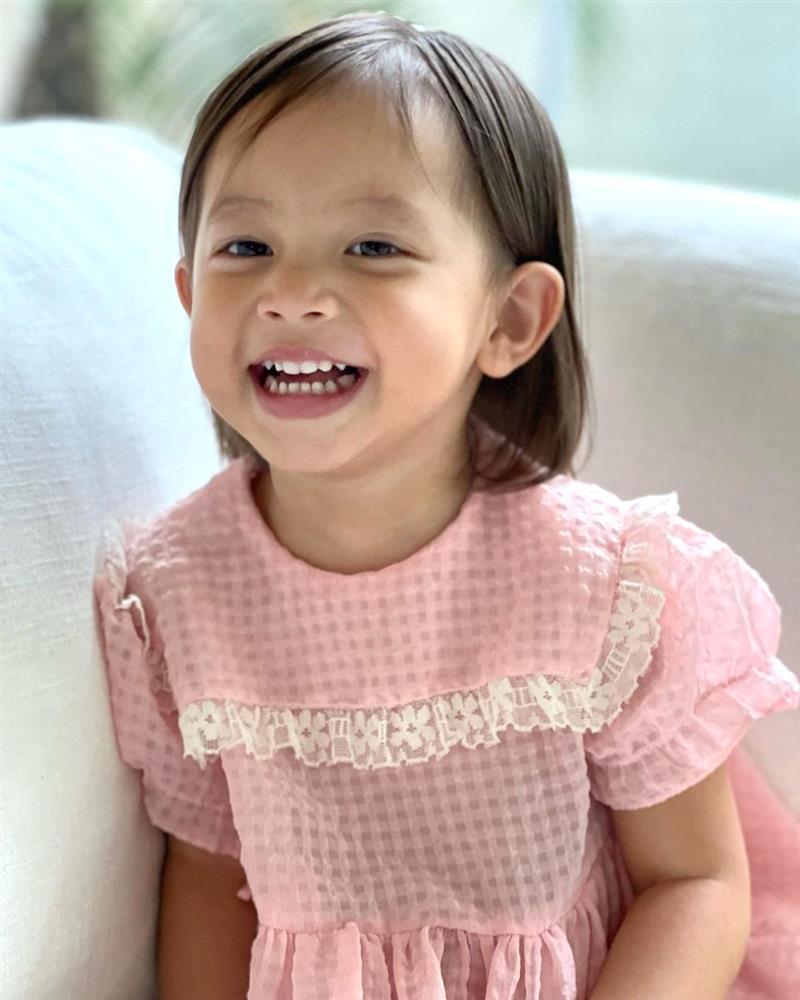 Lisa cực xinh khi bị quay lén, tưởng Hồ Ngọc Hà thứ hai-13