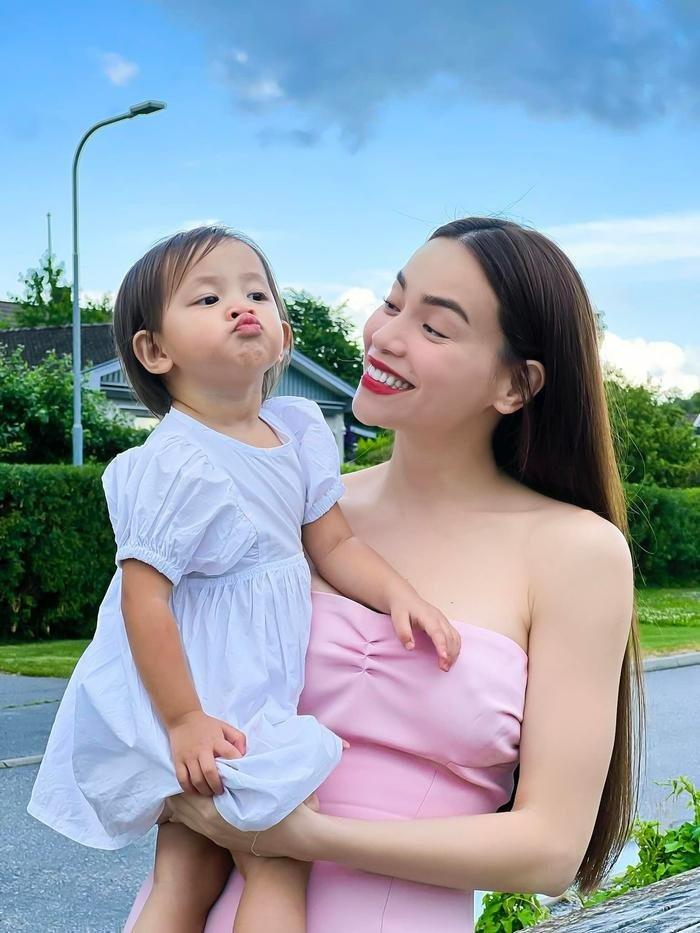 Lisa cực xinh khi bị quay lén, tưởng Hồ Ngọc Hà thứ hai-14