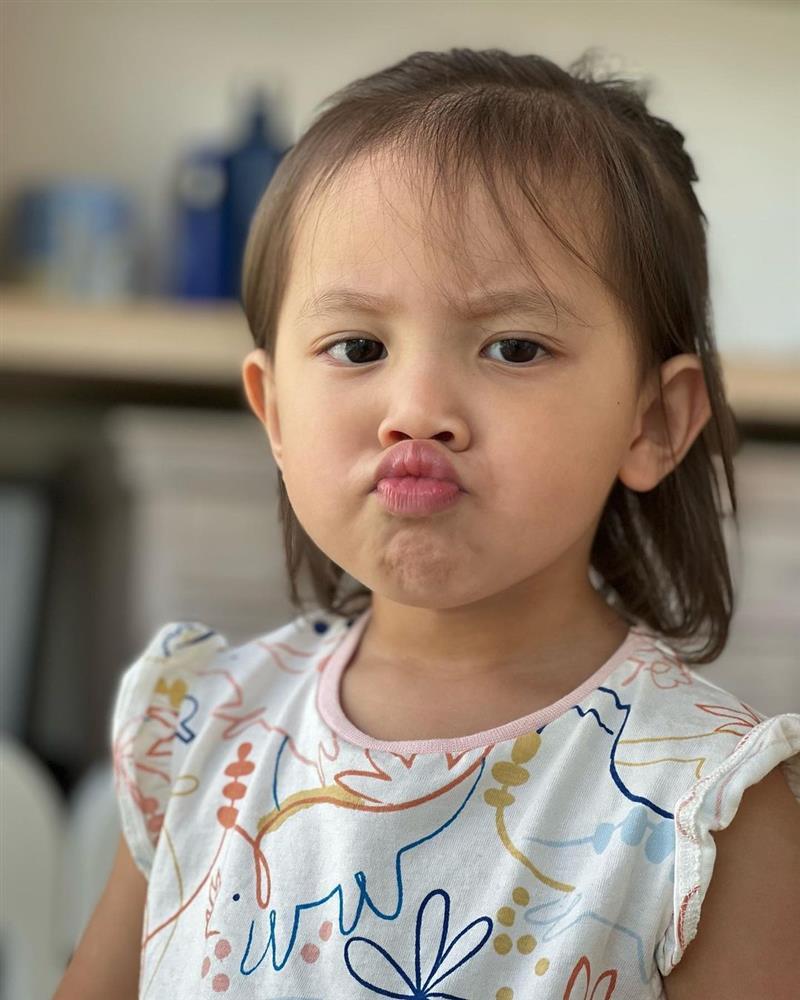 Lisa cực xinh khi bị quay lén, tưởng Hồ Ngọc Hà thứ hai-11