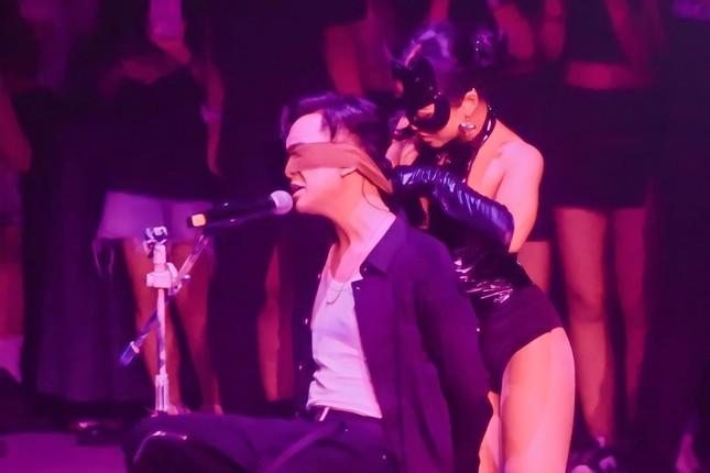 Tràn lan show giải trí dung tục, phản cảm-4