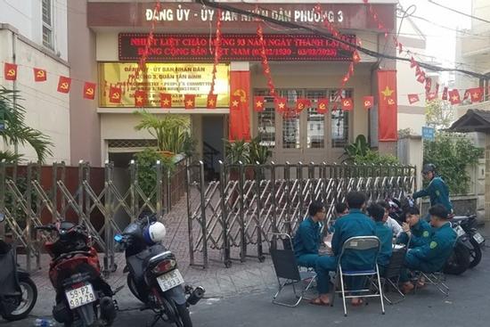 Đã xác định người tử vong, nghi nhảy lầu trong sân UBND phường