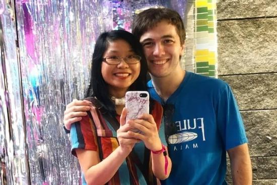 Chuyện tình 9 năm từ yêu xa đến vượt qua cám dỗ của đôi trẻ