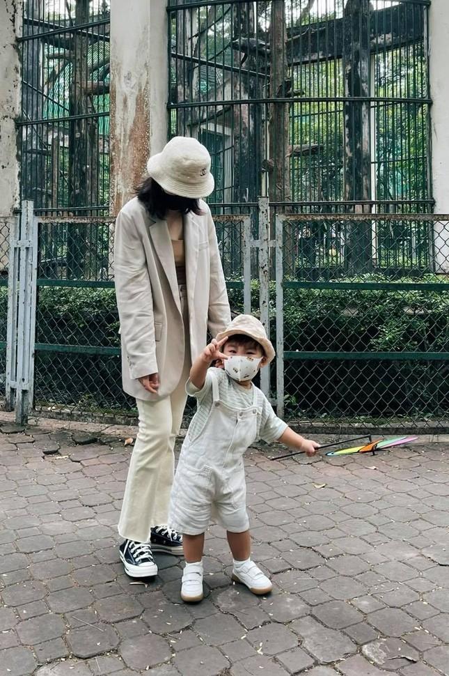 Phối đồ con khéo như Hòa Minzy, có gu chỉ với vài món đơn giản-12