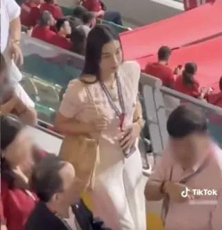 Đỗ Mỹ Linh tình tứ mừng sinh nhật chồng, bụng bầu lấp ló?-5