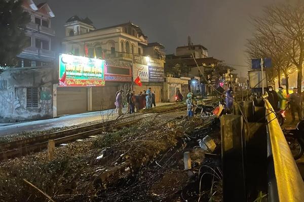 Thót tim người dân cắt đầu tàu hỏa, coi thường barie tại Hà Nội-19