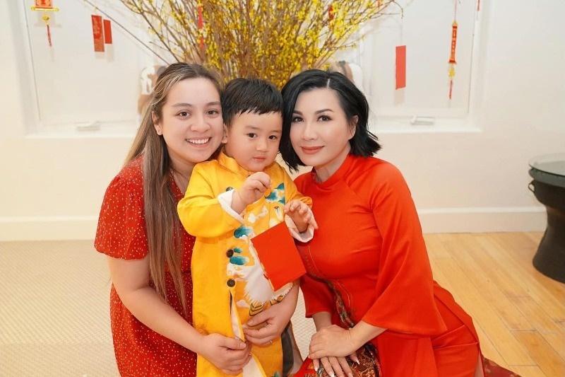 Con gái Phi Nhung tận tình chăm sóc vết thương cho Trizzie Phương Trinh-2