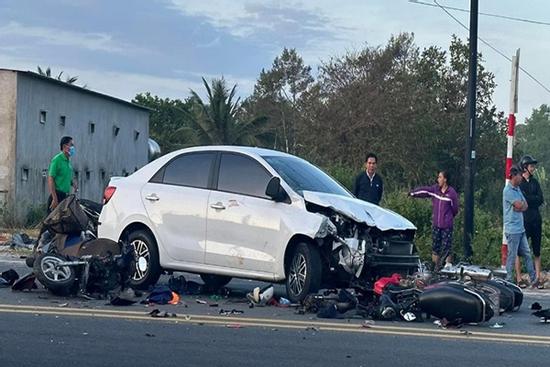 Ô tô 4 chỗ va chạm với cả loạt xe máy ở Phú Quốc, 2 cha con tử vong