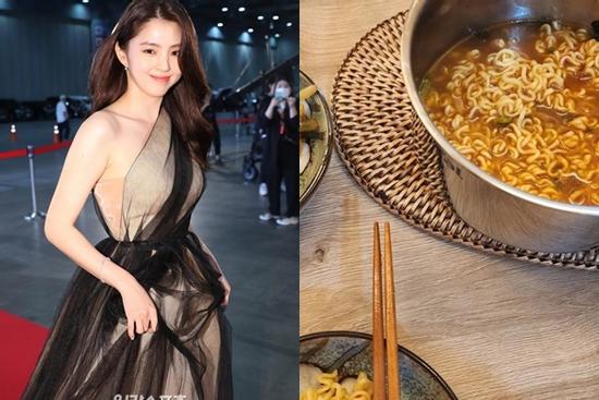 Han So Hee đẹp như nữ thần cũng khổ vì giảm cân