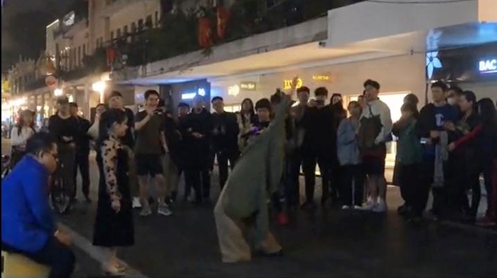 Diva Thanh Lam vẫn máu lửa khi hát trên phố đi bộ cùng người khiếm thị-2