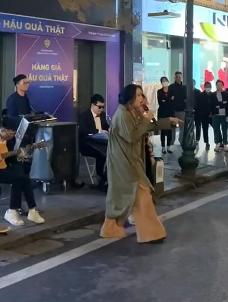 Diva Thanh Lam vẫn máu lửa khi hát trên phố đi bộ cùng người khiếm thị-1