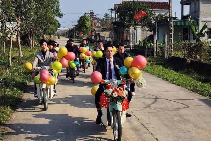 Cộng đồng mạng thích thú với màn rước dâu bằng dàn xe Cub-1