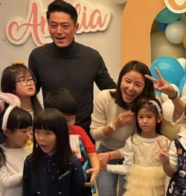 Con gái Lâm Tâm Như lần đầu bị lộ mặt-2