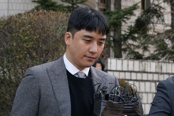 Seungri quay phụ nữ khỏa thân ngay sau fanmeeting BIGBANG-2