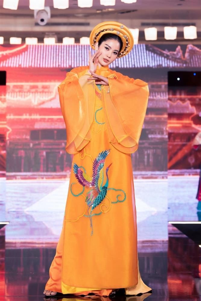 Nam Em - Nam Anh gây tranh cãi vì catwalk sai, cười cợt trên sân khấu-2