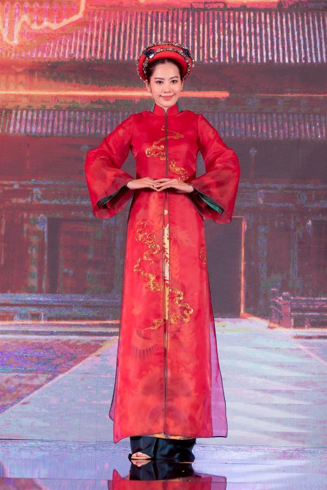 Nam Em - Nam Anh gây tranh cãi vì catwalk sai, cười cợt trên sân khấu-1