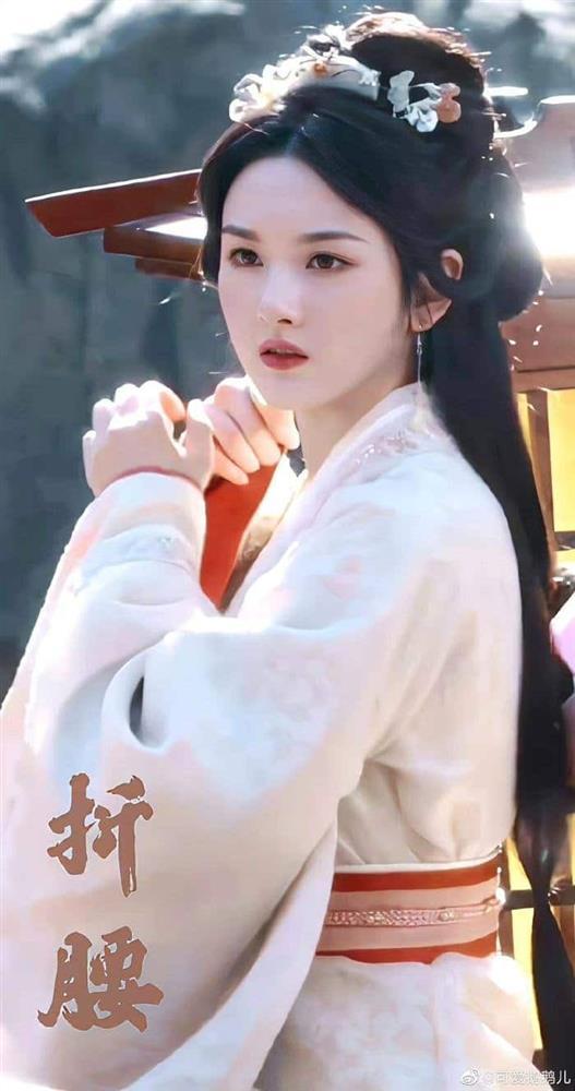 Triệu Lộ Tư gặp đối thủ mạnh, bị lấn át về nhan sắc-1